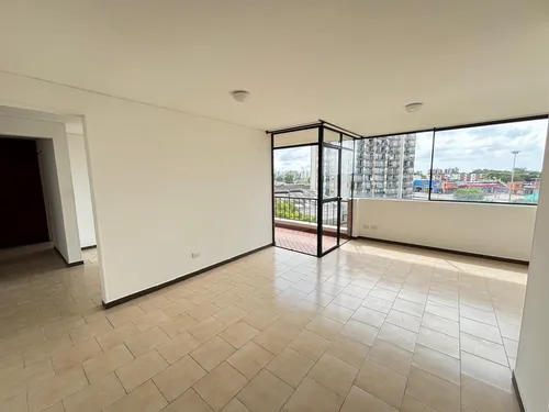 Venta De Apartamento En El Sector La Flora, Area 110 M2 Con Ascensor, Dos Parqueaderos Propios.