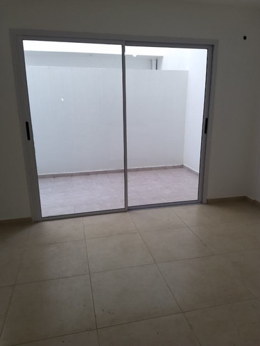 Imagen 6 de 7 de Monoambiente En Venta Patio Propio Y Cochera Cubierta En Lomas De Zamora