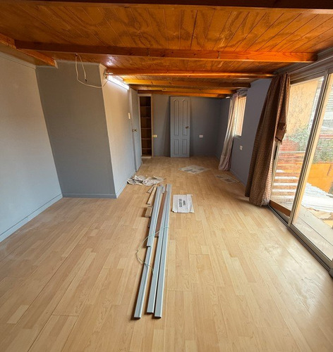 Casa En Venta, 2 Pisos, 4d+2b, Ubicada En Psje Apostol Marco