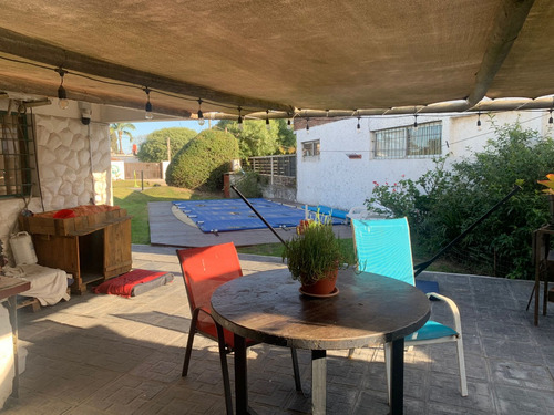 Se Vende Casa, 3 Dormitorios, Con Amplio Terreno, A 1 Cuadra De La Playa, En Lomas De Solymar. Ciudad De La Costa.