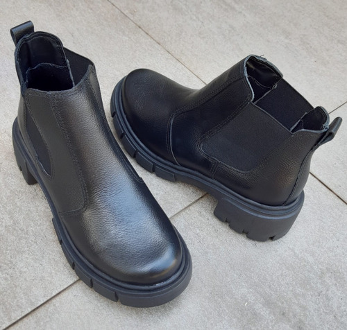Imagem 5 de 6 de Bota Feminina Tratorada Chelsea Elástico Cano Curto Em Couro