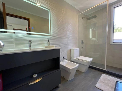 Casa En Venta - 5 Dormitorios 4 Baños - 1.000mts2 - Canelones, Uruguay