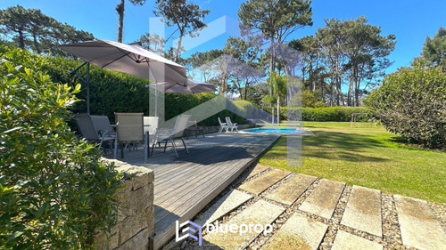 Casa En Venta En Playa Mansa En Privilegiada Ubicación, Una Manzana Sólo Para Ella.