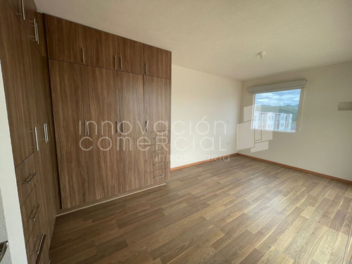 Casa En Venta En Valle De Juriquilla, Duplex De 3 Niveles En Privada Con Vigilan