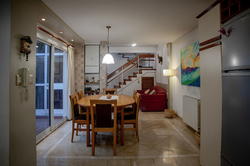 Venta| Excelente Casa De 4 Amb Desarrollada En 3 Plantas Con Dos Terrazas, Patio/jardín Y Cochera.