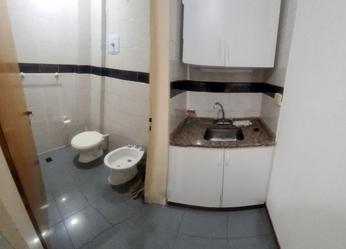 Salguero Al 500 Y Av. Corrientes, Almagro. Primer Piso Por Escalera. Al Frente. 2 Ambientes. Superficie Total Y Cubierta 64 M2. Impecable Estado. Apto Crédito. Apto Profesional