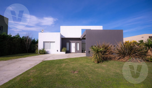 Casa En Venta- La Horqueta De Echeverría, Canning