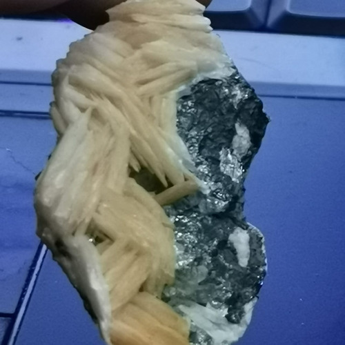 Cerusita Fluorecente Con Barita Y Galena Mineral Rosa Claro (Usado)