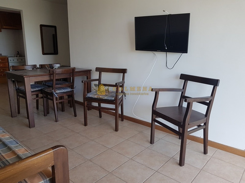 Apto Con Excelente Ubicación, A Pasos De Gorlero, Del Puerto De Punta Del Este- Ref: 4183