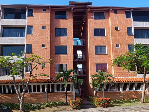 Se Vende Un Apartamento De 3 Habitaciones, 2 Baños Y 1 Puest