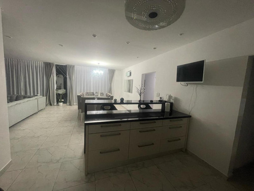 Casa En Venta - 3 Dormitorios 3 Baños - 4 Cocheras - 210mts2 - Haras Del Sur Ii