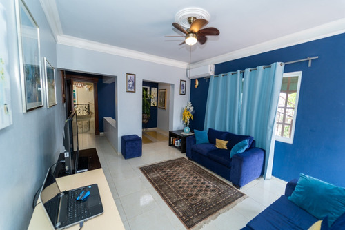 Imagen 23 de 30 de Majestuosa Mansión En San Isidro Piscina A La Venta 2 Salas Comedor Amplia Y Moderna Cocina 3 Cuartos De Servicio Con Su Baños Baño De Visita Área De Lavado Y Planchado Oficina Almacén Marquesina 4