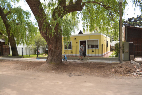 Casa C/parque Zona Centro, 108 Y 4,  Barrio Residencial,  Espacio Para Vehiculos, Alquilo Tbm A Jovenes, Muy Equipada