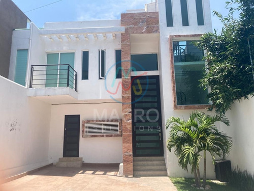 En Venta Casa Con 3 Recamaras, Alberca Y Jardin En Fracc. Jardines De Tlayacapan