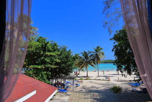 Apartamento Remodelado Y Amueblado A Pasos De La Playa En Boca Chica