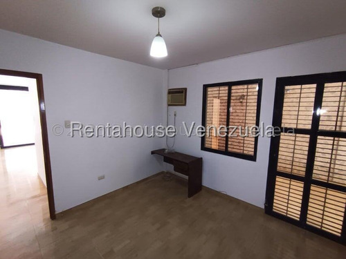Imponente Casa En Alquiler Ubicada En Excelente Casco Comercial Y De Servicios De La Zona De Trigal Norte Las Clavellinas,ubicada En Calle Abierta, 2 Niveles, Cuenta Con Tanque De Agua Subt 14000lts