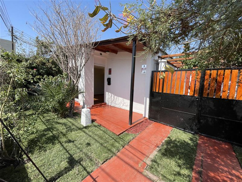 Casa En Venta De 3 Dorm. En La Cisterna