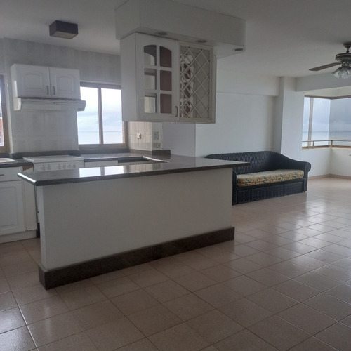 Imagen 17 de 20 de Apartamento En Playa Grande Con Inmejorable Ubicación. Vista Al Club Playa Grande Y Marina Grande. Luminoso,piso Medio. Edificio Bien Conservado.buen Condominio.