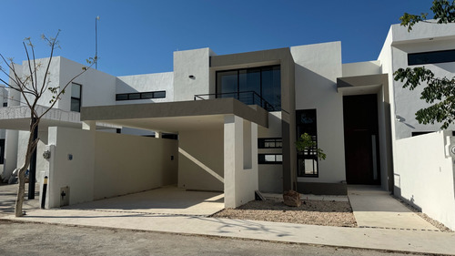 Casa Con Diseño En Venta En Privada Canaria Conkal | Al Norte De Mérida