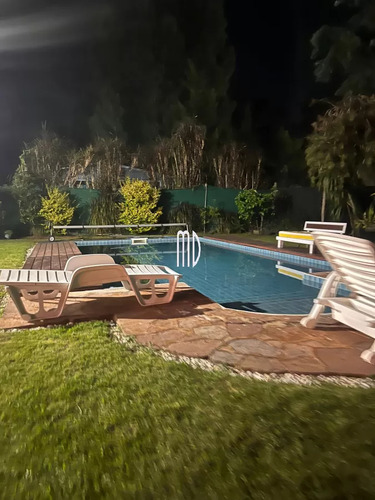 Hermosa Casa Dispone De Gran Parque Con Piscina Y Parrillero