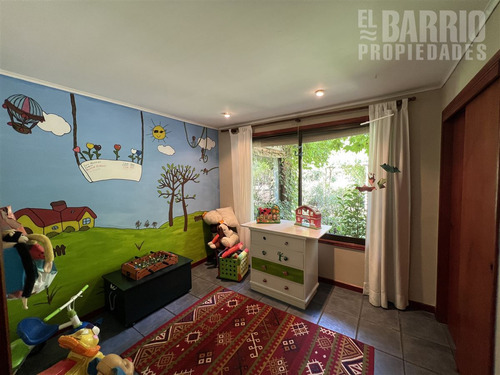Casa En Venta De 6 Dorm. En Colina