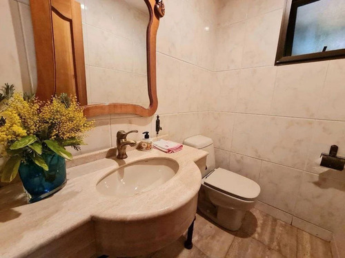 Casa En Venta De 4 Dorm. En Las Condes