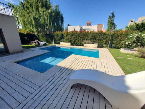 Imagen 14 de 19 de En Venta - Importante Propiedad En Barrio Cerrado Weston - Con Piscina - Ubicación Central
