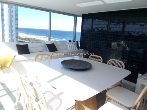 Departamento De 3 Dormitorios En Edificio Tiburón, Punta Del Este- Ref: 1951