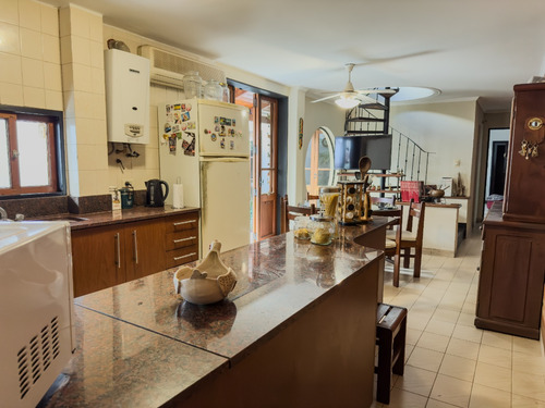 Casa Ecléctica En Zona Céntrica: Estilo, Confort Y Seguridad Para Tu Familia