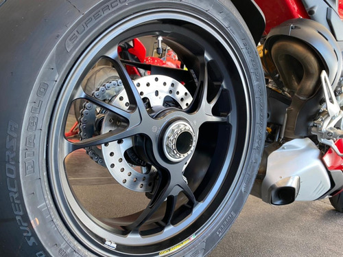 Panigale V4s
