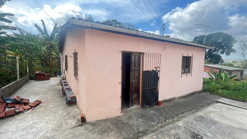 Casa De 6 Cômodos Com Área Livre
