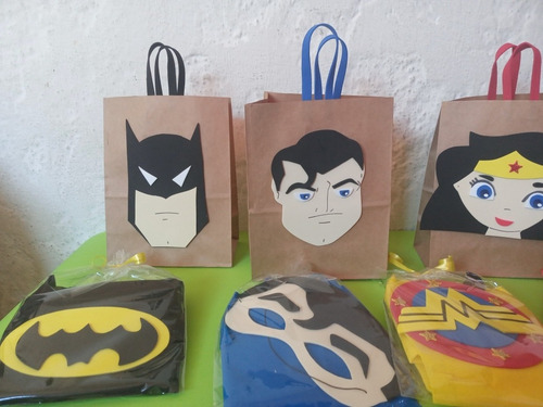 Imagen 3 de 7 de Disfraz Batman Antifaz Y Capita Goma Eva Disfraces X2