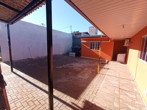 2 Casas No Mesmo Patio Com Muros Altos Separando