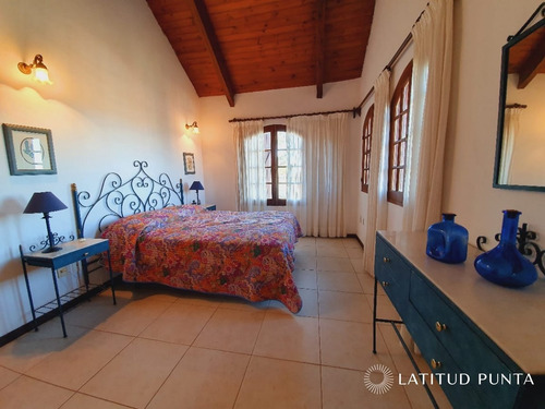 Casa En Manantiales- Ref: 1398