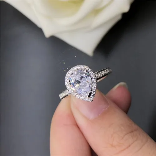 Anillo de compromiso en forma de gota sale
