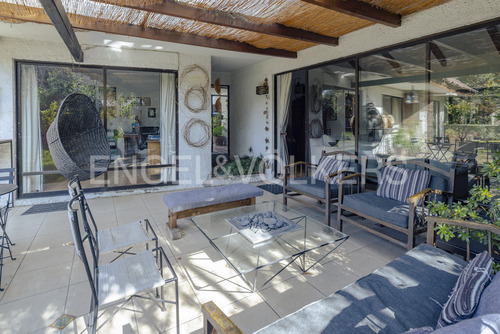 Casa Con Amplio Jardín En La Dehesa Central