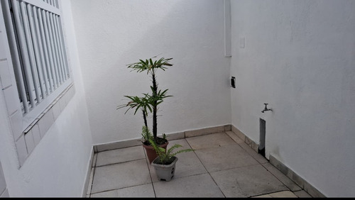 Sobrado, Dois Quartos, Dois Banheiros, Garagem