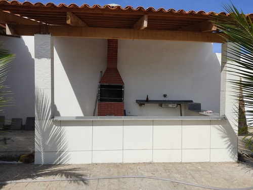 Chácara Com 2 Quartos, Sala Pequena , E Banheiro .