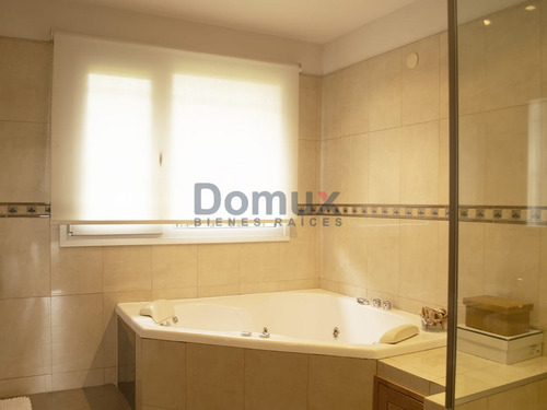 Destacada Propiedad En Barrio Melipal 250m2