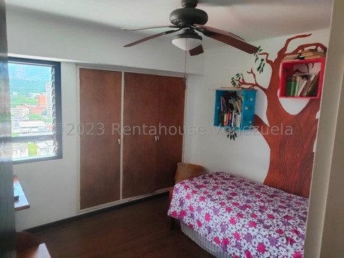 Apartamento En Venta En Los Chaguaramos. Yr242162. Apartamento 4hab 3 Baños, Maletero, Tanque De Agua; Muy Ventilado E Iluminado, Con Vista De 200 Grados Al Avila Y Panorámica De La Ciudad.