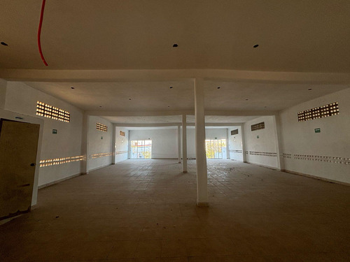 Renta De Local Comercial En Av. Principal En Planta Alta