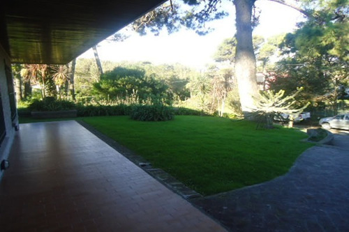Imagen 4 de 30 de Excelente Chalet De 6 Ambientes Con Piscina Y Casa De Servicio Ideal Vivienda Permanente Muy Luminoso