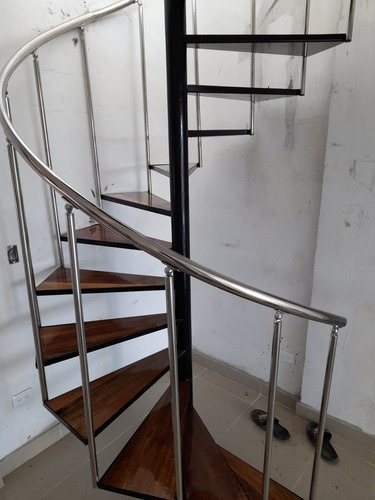Imagen 6 de 10 de Escalera En Hierro Y Acero Inoxidable, Huellas En Madera