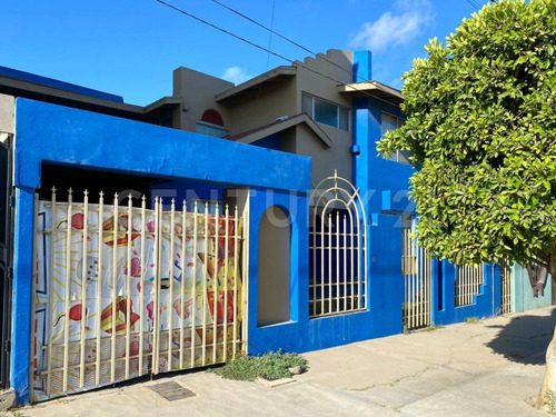 Casa En Venta En Calle Diecisiete, Zona Centro En Ensenada, B.c.