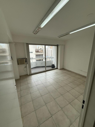 Oficina En Venta Con Balcón , Zona Centro