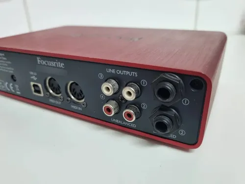 Focusrite Scarlett 2i4（第1世代） Interface De Áudio Focusrite Scarlett 2i4 1a Geração