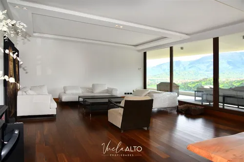 Departamento En Venta De 4 Dorm. En Lo Barnechea / 3 Estac.