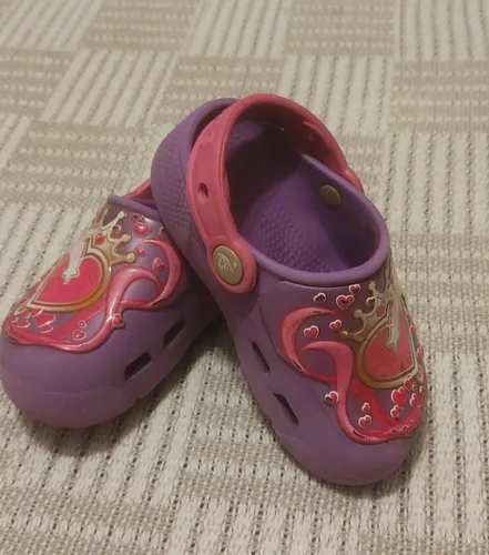 2 Pares Sandalias Crocs Princesas C/luces Para Niña Talle C8 (Usado)