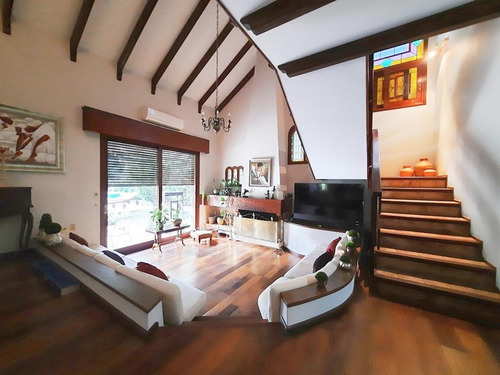Casa 5 Dormitorios En Carrasco. Piscina. Parrillero. Chalet.