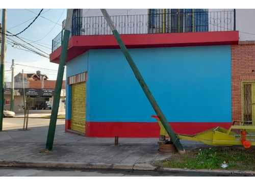 Amplio Local Comercial Sobre Av. J. M. Paz En Alquiler.